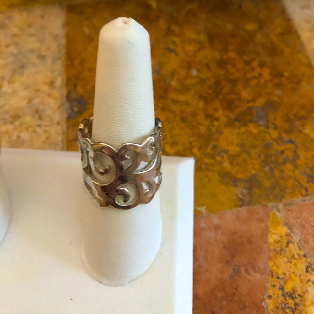 Silpada designs wide band scrolling ring